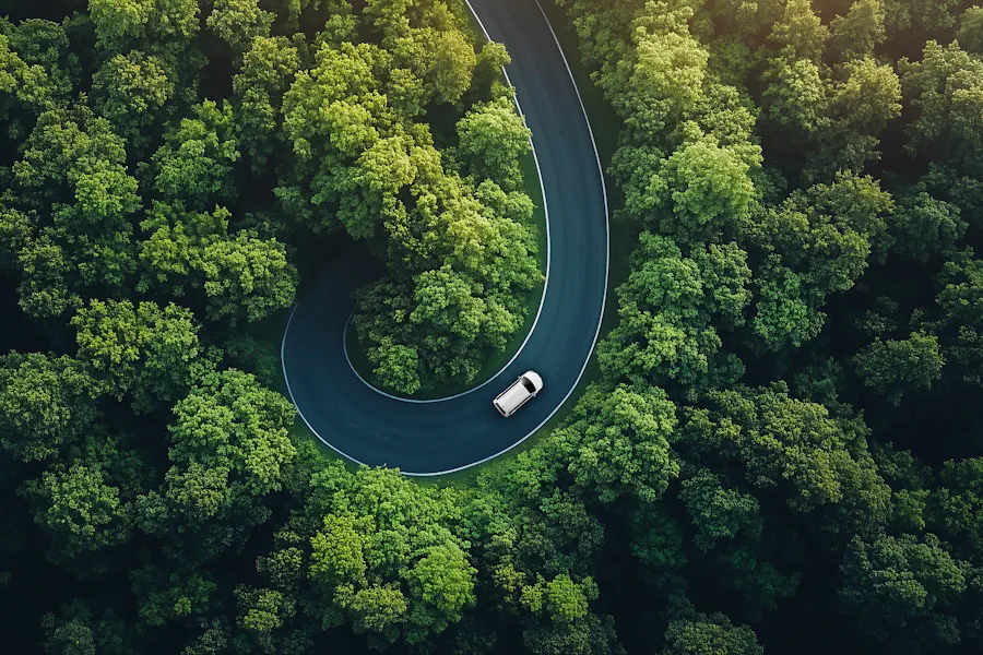 Auto im Sonnenuntergang und Natur